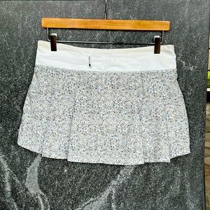 RARE Lululemon Pace skirt. Grey/tan/white dots. Size 8